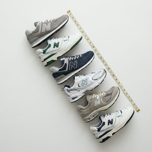 Zapatillas New Balance de distintos modelos ordenadas diagonalmente con cinta métrica