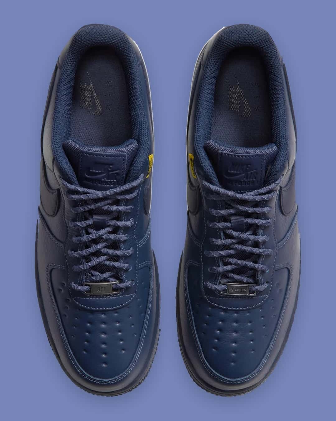Nike Air Force 1 Low GORE-TEX Thunder Blue vista desde arriba, con la puntera de hoyuelos, cordones tipo soga y plantilla con logo de Nike