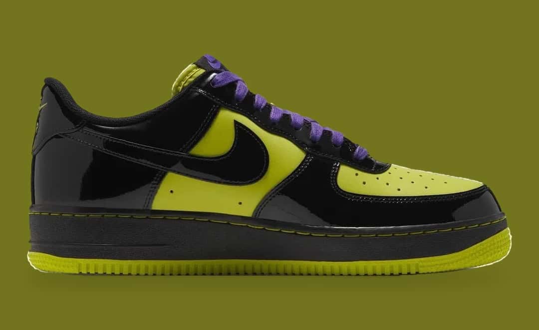 Lado interno de la Nike Air Force 1 '07 Joker, con el charol negro, el verde cactus y los cordones violetas