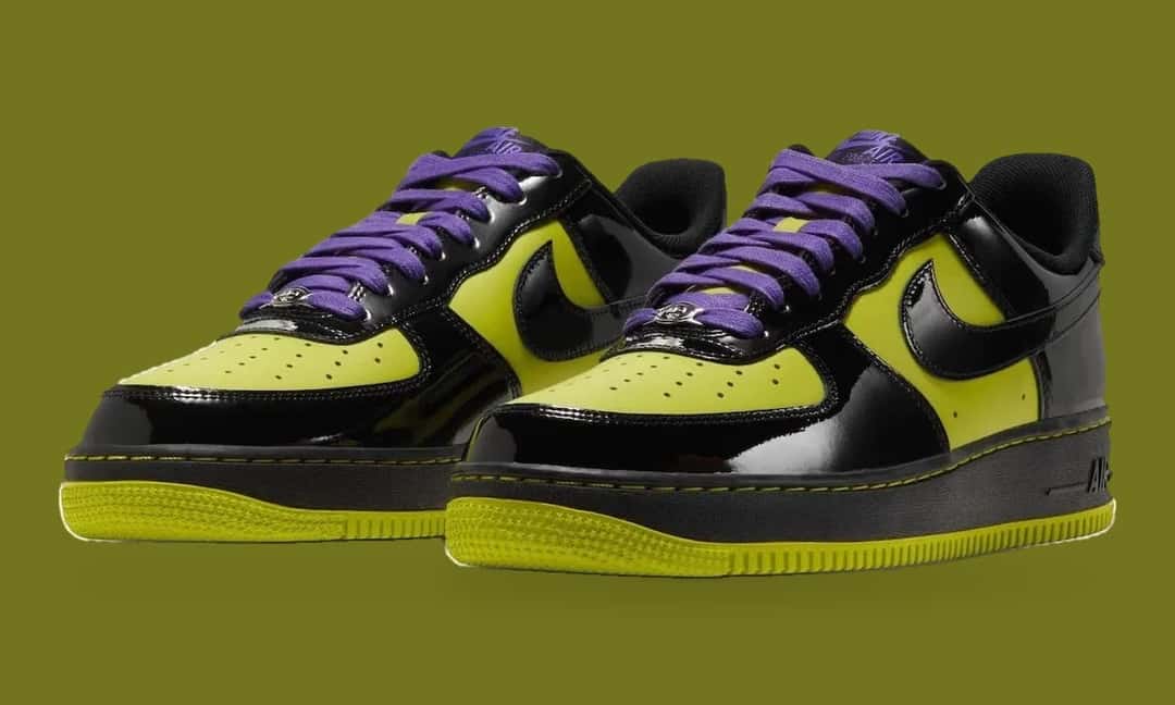 Par de Nike Air Force 1 '07 Joker en vista tres cuartos, con el charol negro brillante sobre el verde cactus y los cordones violetas