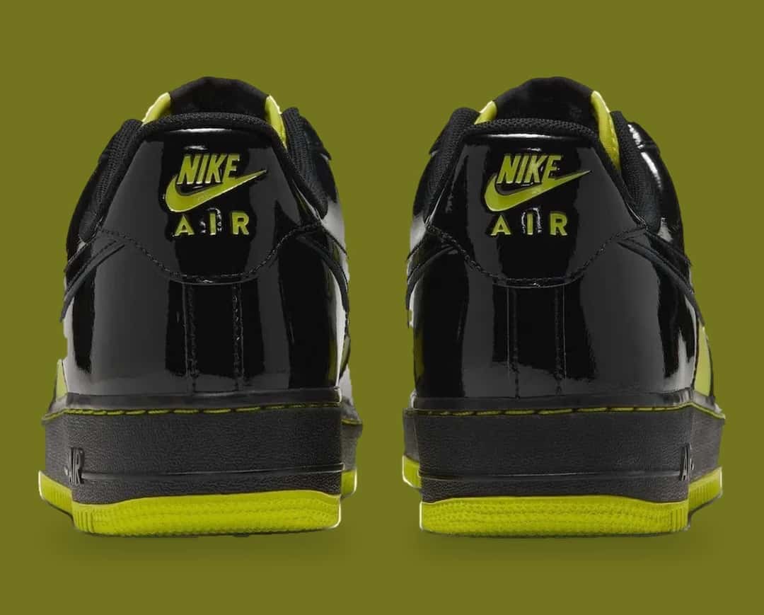 Talones de la Nike Air Force 1 '07 Joker, en charol negro con el logo Nike Air en verde y la suela verde