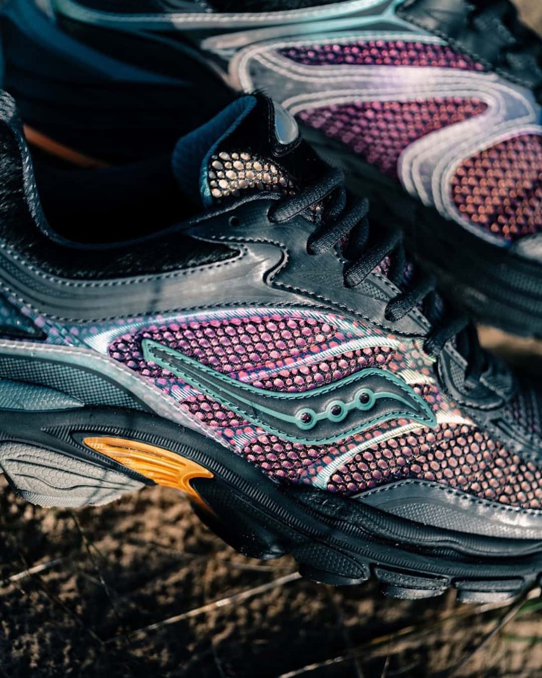 Primer plano de la afew x Saucony ProGrid Omni 9 Tara Hawk con el logo de Saucony en verde agua, la malla violeta y rosada y la pieza naranja en la media suela