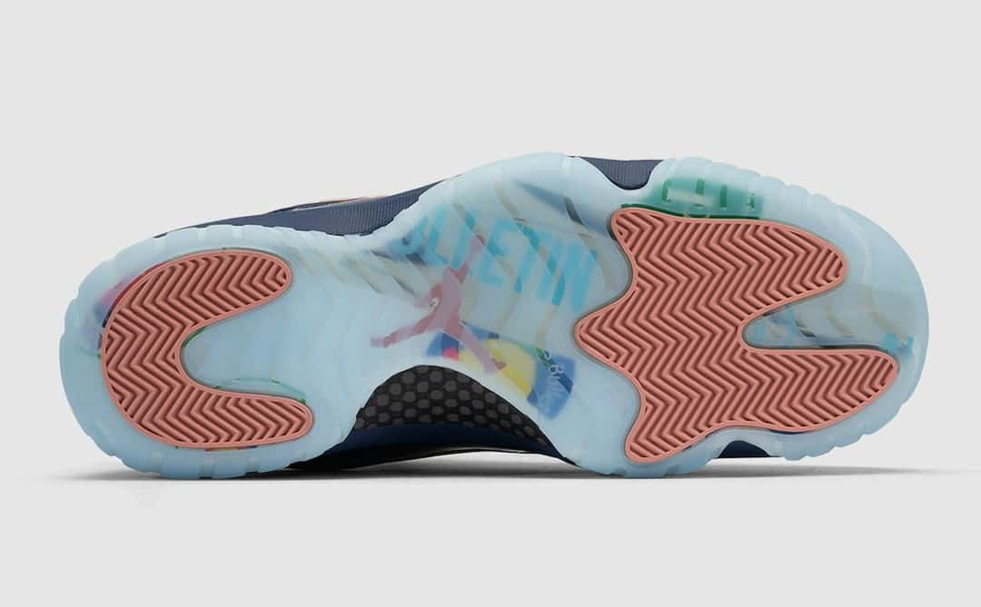 Suela de la APB x Air Jordan 11 Low Made for Locals, translúcida celeste con gráficos de colores debajo y tacos de tracción rosados