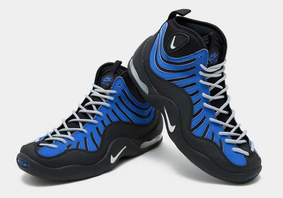 Par de Nike Air Bakin Varsity Royal con paneles azules, malla negra y cordones grises
