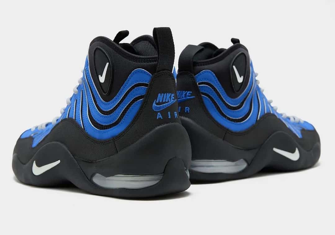 Talones de la Nike Air Bakin Varsity Royal, con el logo Nike Air en azul y la cámara de aire a la vista