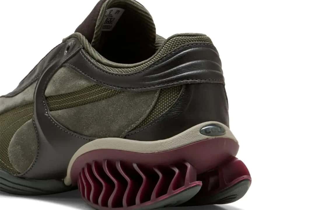 Detalle del talón de la PUMA CELL GEO 1 Galactic Dust/Loden, con las nervaduras bordó, la burbuja de la CELL y la capellada verde oliva