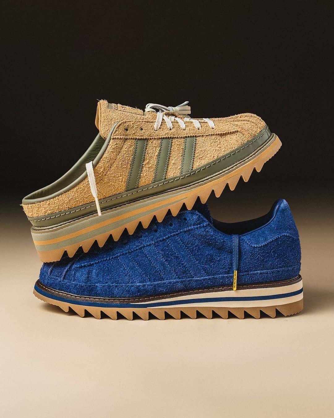 adidas Superstar mule de CLOT color cartón apoyada sobre la Superstar azul de gamuza