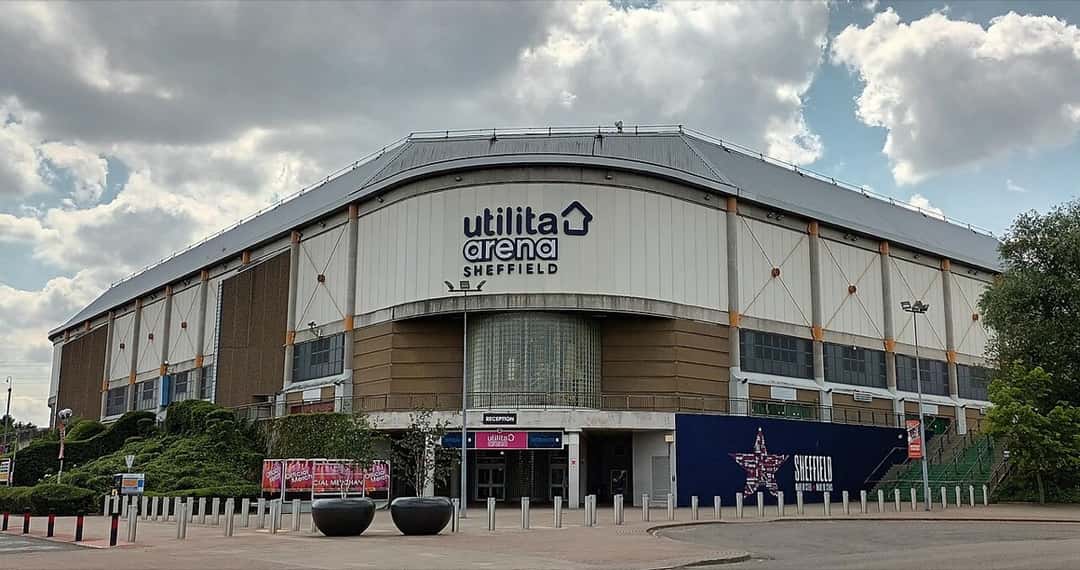 Imagen del estadio: el frente del Utilita Arena de Sheffield, con su nombre sobre la entrada principal