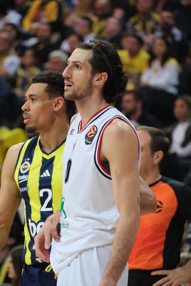 Foto de archivo: Leandro Bolmaro, con la camiseta blanca del Olimpia Milano, de perfil durante un partido de Euroliga