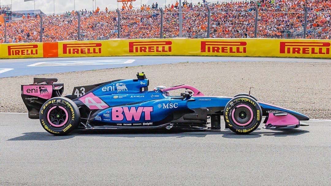 Foto de archivo: el Alpine azul y rosa número 43 de Franco Colapinto pasa de costado frente a una tribuna llena de público vestido de naranja en Zandvoort