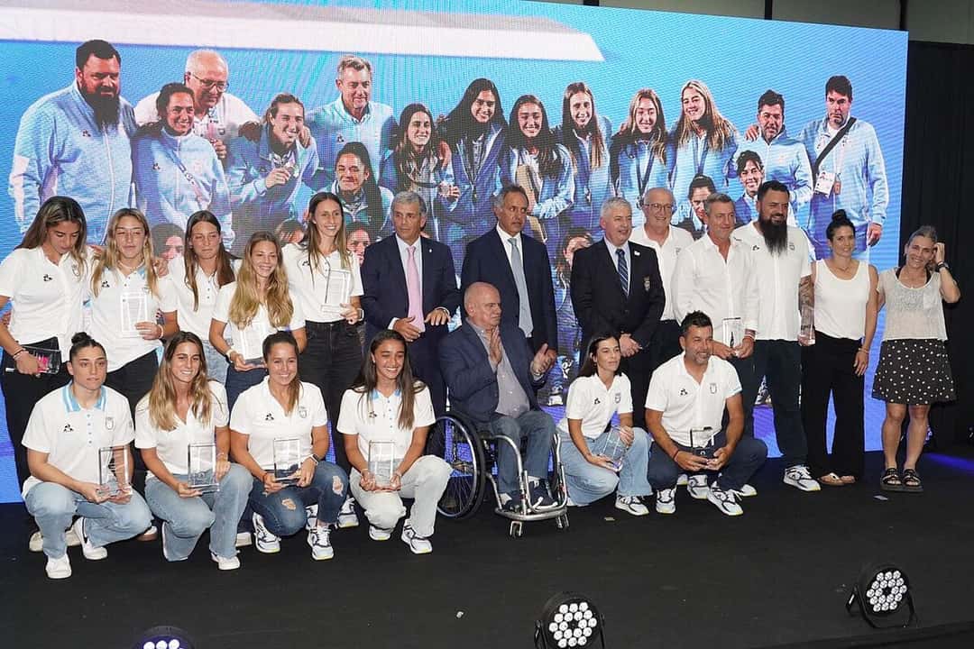 Foto de archivo: las jugadoras de Las Leonas, con remeras blancas, posan con dirigentes en una recepción a los medallistas olímpicos en el CeNARD, en octubre de 2024