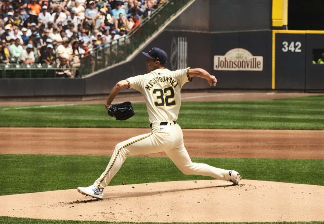 Foto de archivo: Jacob Misiorowski, de los Brewers, con el uniforme crema número 32, lanza desde el montículo con el público detrás