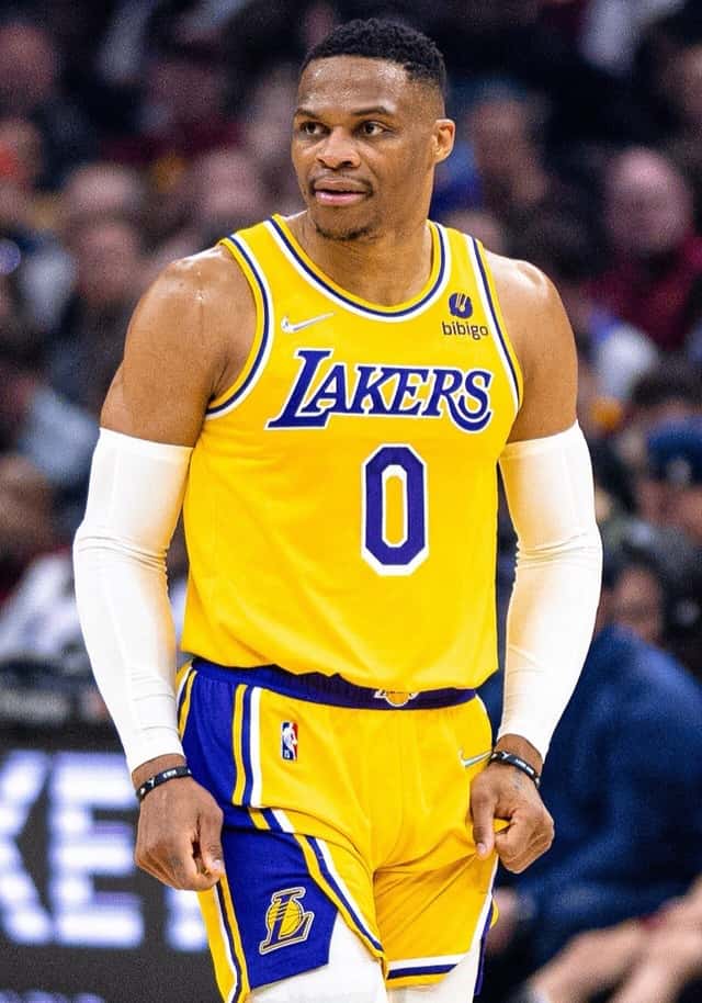 Foto de archivo: Russell Westbrook, con la camiseta amarilla número 0 de Los Angeles Lakers, camina por la cancha durante un partido