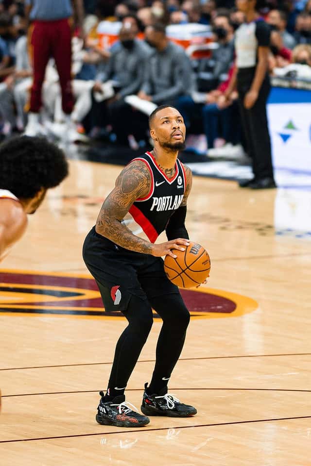 Foto de archivo: Damian Lillard, con la camiseta negra de Portland, se prepara para tirar un libre con la pelota en las manos