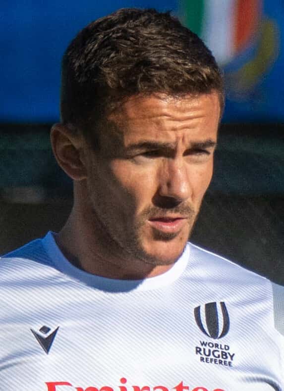 Foto de archivo: Luke Pearce, con la camiseta blanca de árbitro de World Rugby, mira hacia un costado antes de un partido
