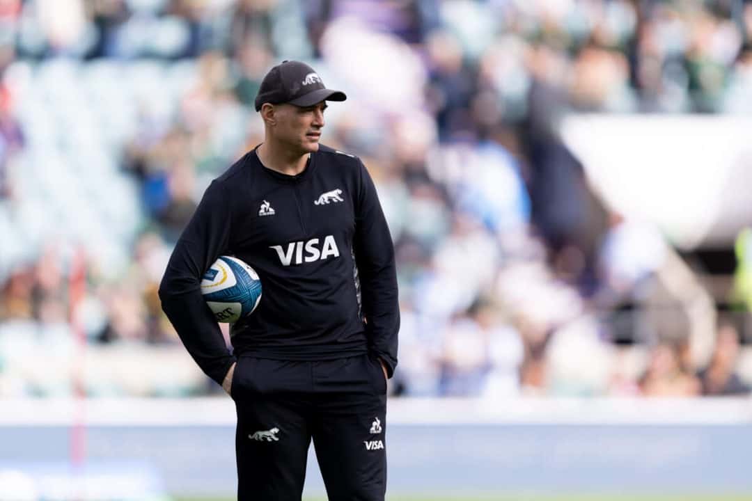 Foto de archivo: Felipe Contepomi, entrenador de Los Pumas, con buzo negro y gorra, sostiene una pelota en la cancha antes de un partido