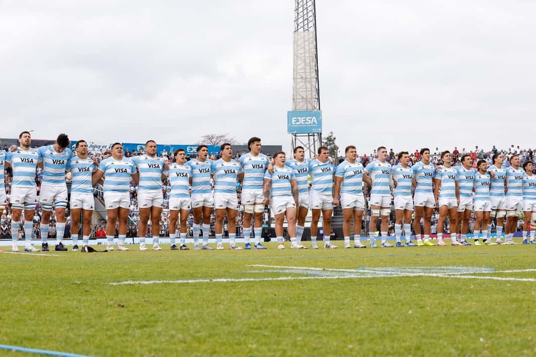 Foto de archivo: Los Pumas, con la camiseta celeste y blanca, formados en la cancha antes del partido ante Australia en Jujuy