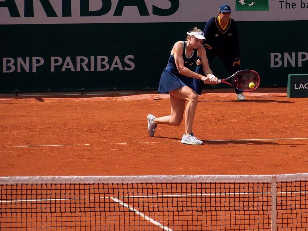 Foto de archivo: Elena Rybakina, con vestido azul y visera blanca, pega un revés en el polvo de ladrillo de Roland Garros 2025