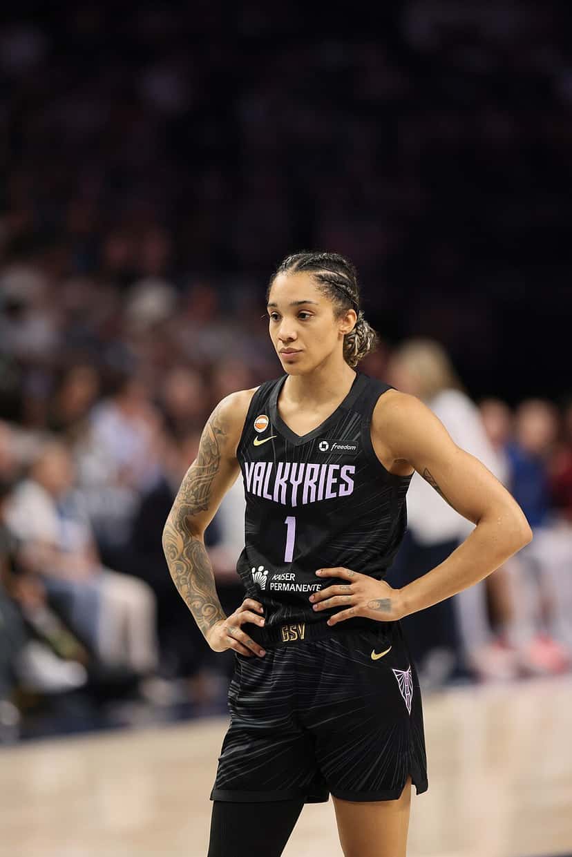 Foto de archivo: Gabby Williams, con la camiseta negra número 1 de Golden State Valkyries, con las manos en la cintura durante un partido ante Minnesota Lynx, con la tribuna de fondo