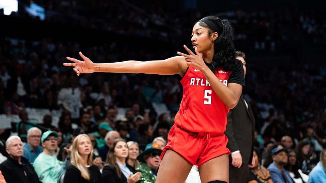Foto de archivo: Angel Reese, con la camiseta roja número 5 del Atlanta Dream, da indicaciones con los brazos extendidos durante un partido