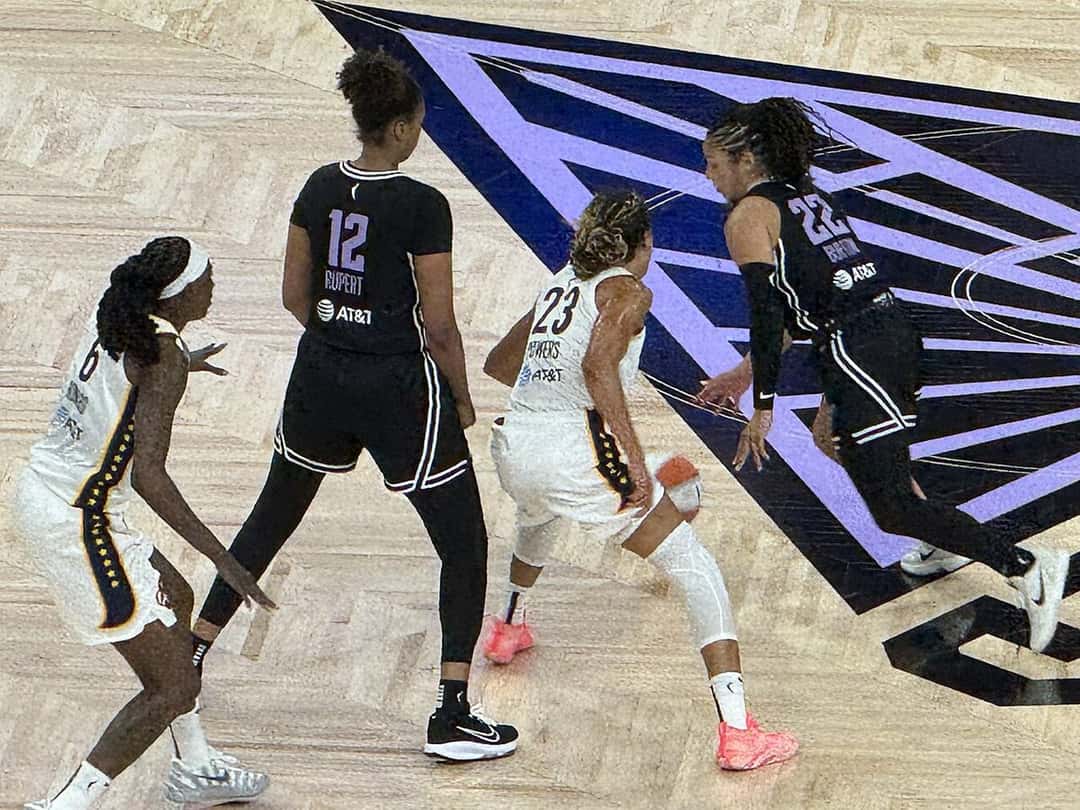 Foto de archivo: jugadoras de las Valkyries, de negro, defienden ante jugadoras de Indiana, de blanco, en el Chase Center