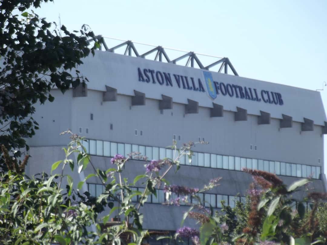 Villa Park visto desde la estación de Witton, con la tribuna North Stand y el cartel del Aston Villa Football Club; foto de archivo de septiembre de 2012 (foto: Elliott Brown, Wikimedia Commons, licencia CC BY 2.0)