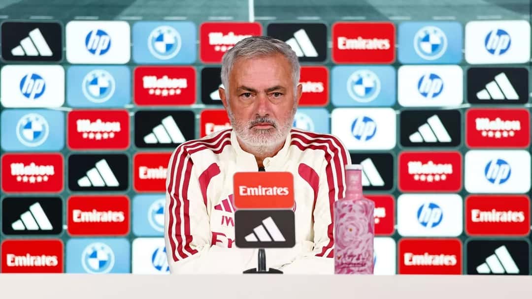 José Mourinho, con buzo blanco y rojo de entrenamiento, en la conferencia de prensa del Real Madrid previa al Clásico (foto: Real Madrid C.F.)