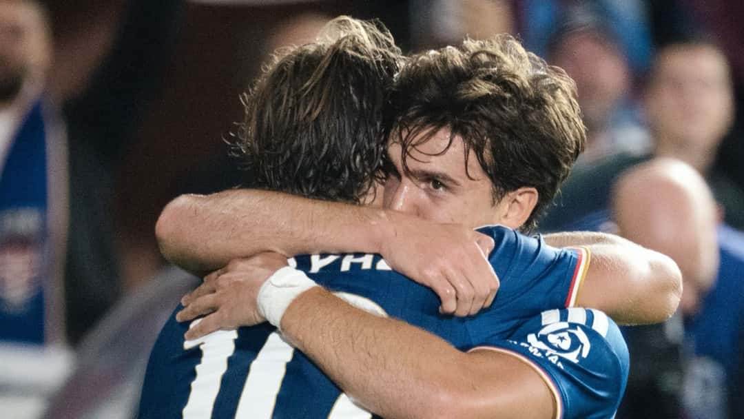 Nico Paz, de espaldas con la camiseta azul del Como y el número 10, se abraza con un compañero en un festejo; foto de archivo de esta temporada (foto: prensa Como 1907)