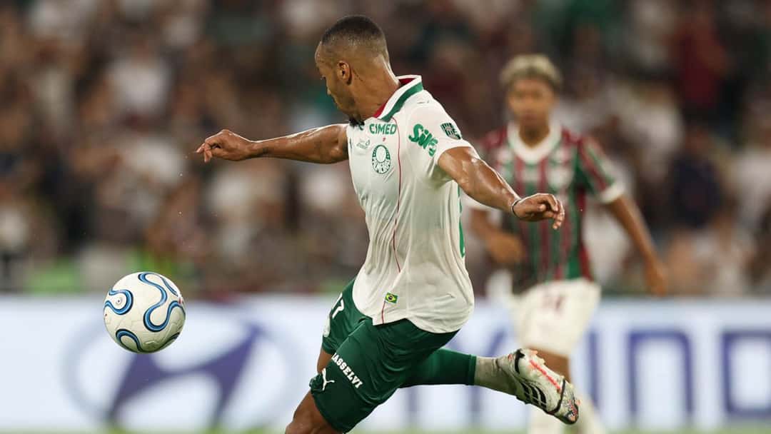Marlon Freitas, con la camiseta blanca del Palmeiras, le pega a la pelota en la jugada de su gol a Fluminense en el Maracaná; foto de archivo de la ida, el miércoles 14 de octubre (foto: Cesar Greco / Palmeiras)