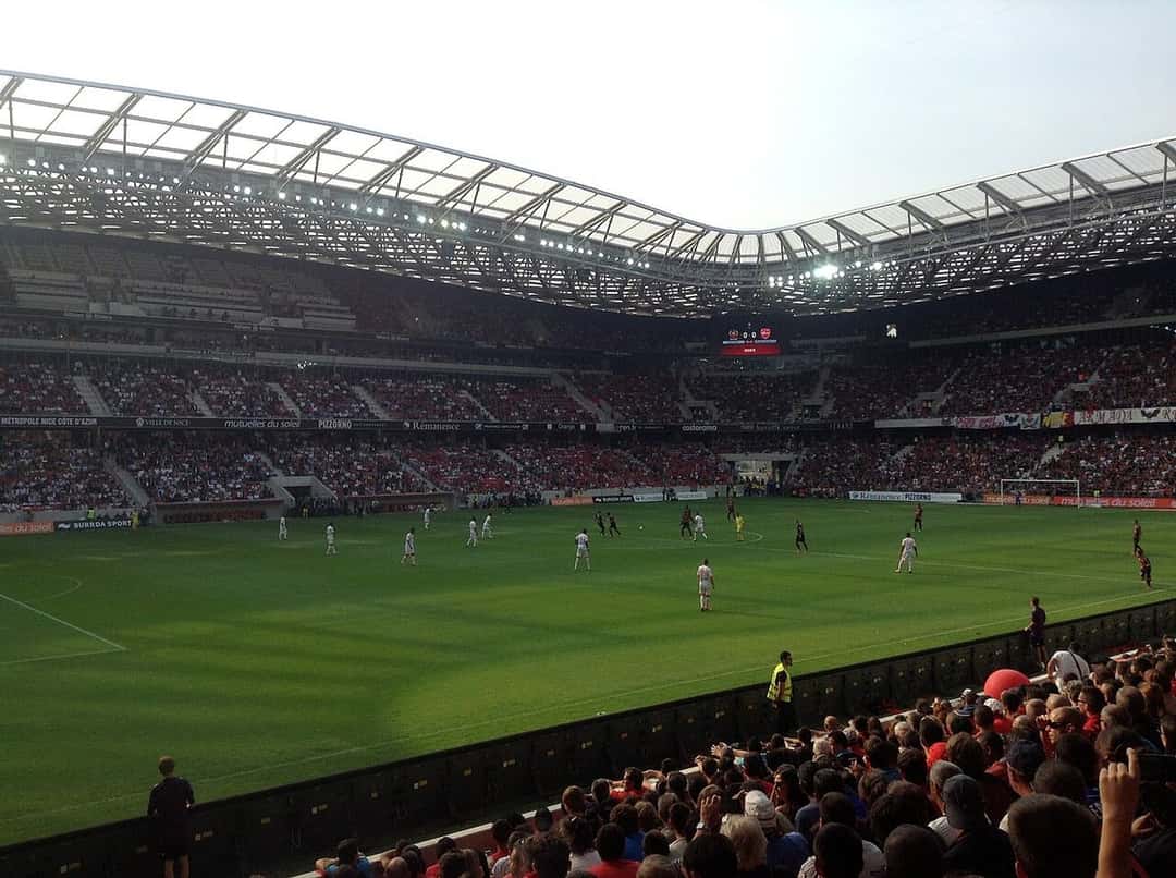 El Allianz Riviera de Niza, con el techo blanco y las tribunas llenas, durante un partido del Nice; foto de archivo de septiembre de 2013 (foto: Mirasol, Wikimedia Commons, licencia CC BY-SA 3.0)