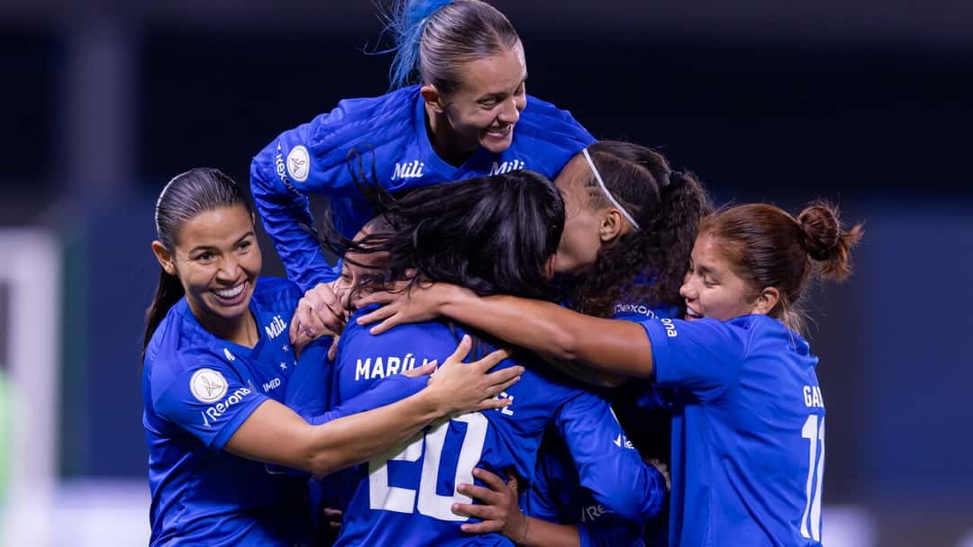 Las jugadoras del Cruzeiro, con la camiseta azul, se abrazan para festejar un gol con Marília, de espaldas con el número 20; foto de archivo de esta edición de la Libertadores Femenina (foto: prensa CONMEBOL)