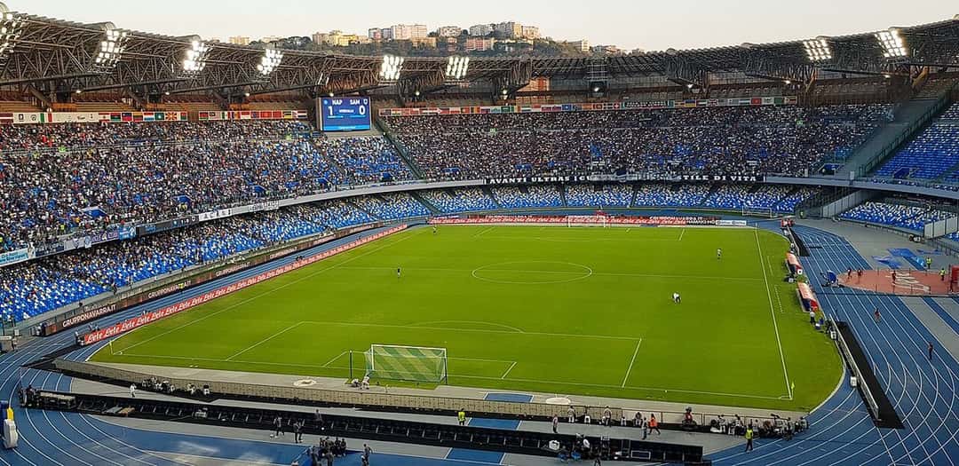 El estadio Diego Armando Maradona, de Napoli, con las tribunas llenas y la cancha iluminada durante un partido de la Serie A; foto de archivo de 2019 (foto: Gaetano Capaldo, Wikimedia Commons, licencia CC BY 4.0)