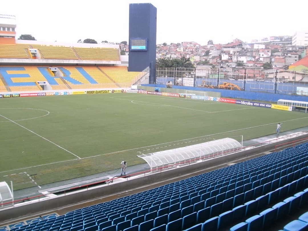 La cancha de la Arena Barueri y la tribuna con las letras del nombre de la ciudad, vista desde la platea; foto de archivo (foto: Renato Patinhas, Wikimedia Commons, licencia CC BY 3.0)