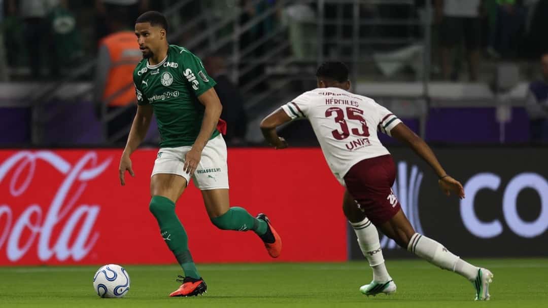 Murilo, defensor de Palmeiras, con la camiseta verde, conduce la pelota perseguido por Hércules, de Fluminense, durante la vuelta de la semifinal (foto: Cesar Greco / Palmeiras)