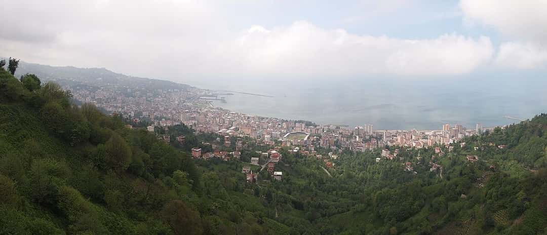 Vista panorámica de la ciudad de Rize, a orillas del mar Negro, con las montañas verdes en primer plano; foto de archivo (foto: DDohler, Wikimedia Commons, licencia CC BY 2.0)