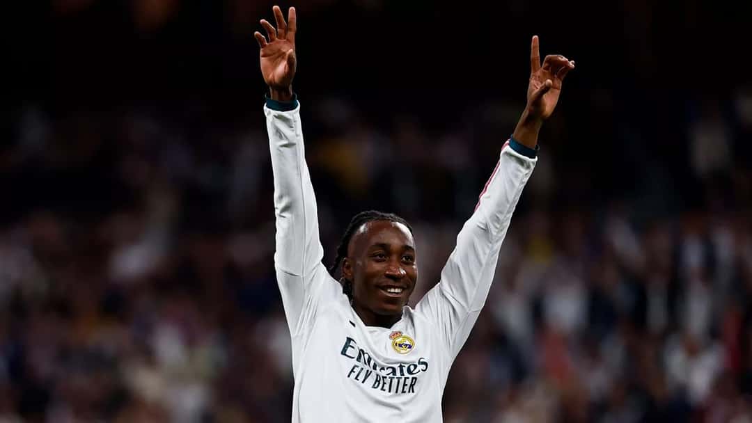 Yan Diomande, con la camiseta blanca del Real Madrid, levanta los brazos para festejar su gol al Leipzig en el Bernabéu (foto: Real Madrid)
