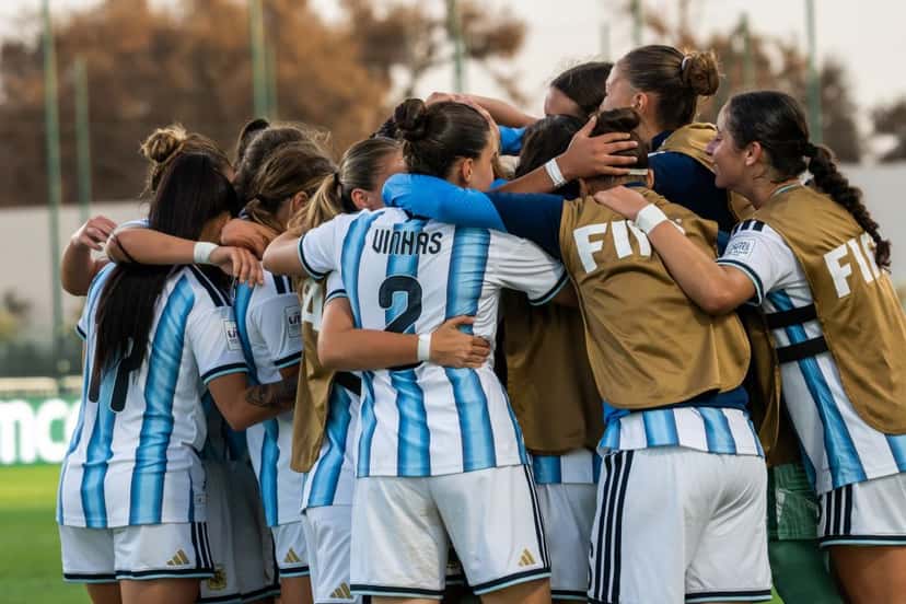 Las jugadoras argentinas, con la camiseta celeste y blanca y pecheras de la FIFA, se abrazan en una ronda en la cancha durante el Mundial femenino Sub-17 de Marruecos (foto: prensa AFA)
