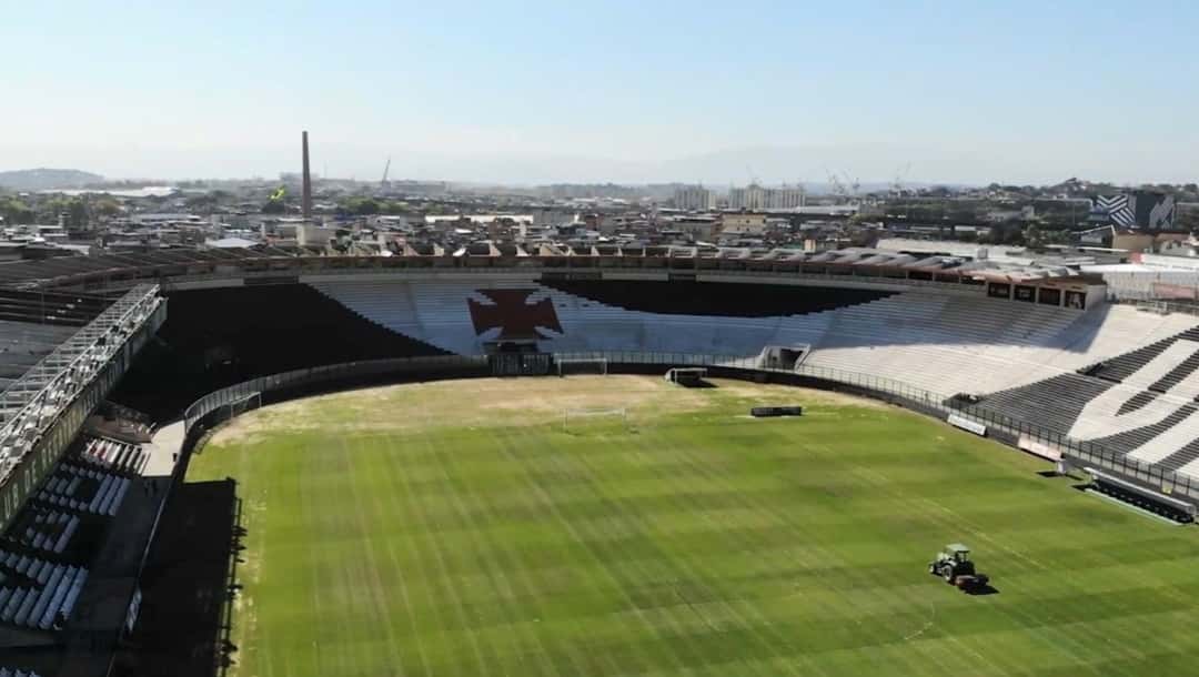 El estadio São Januário con la cruz de Vasco en la tribuna y la cancha verde bajo el sol; foto de archivo de 2020 (foto: Márcio Araujo, Wikimedia Commons, licencia CC BY 3.0)