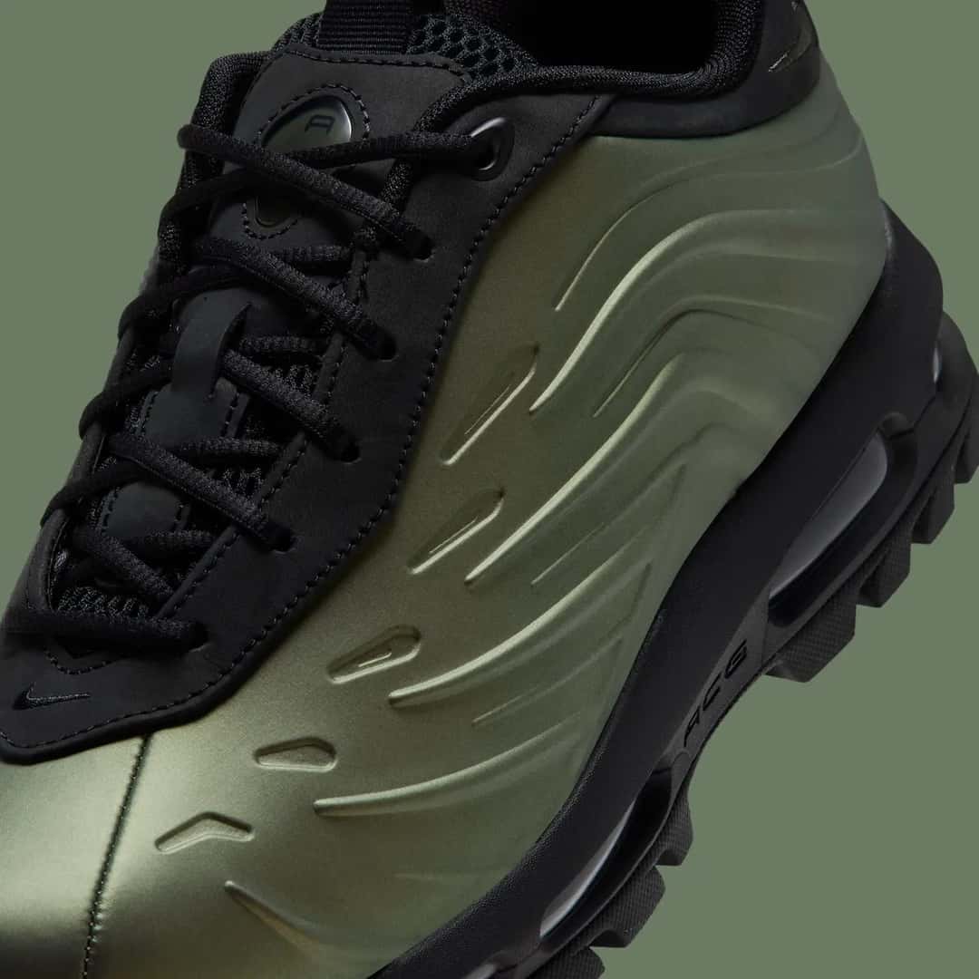 Primer plano de la Nike Air Max Goadome Low Foamposite Metallic Gold con la carcasa dorada, las ondas en relieve y los cordones negros