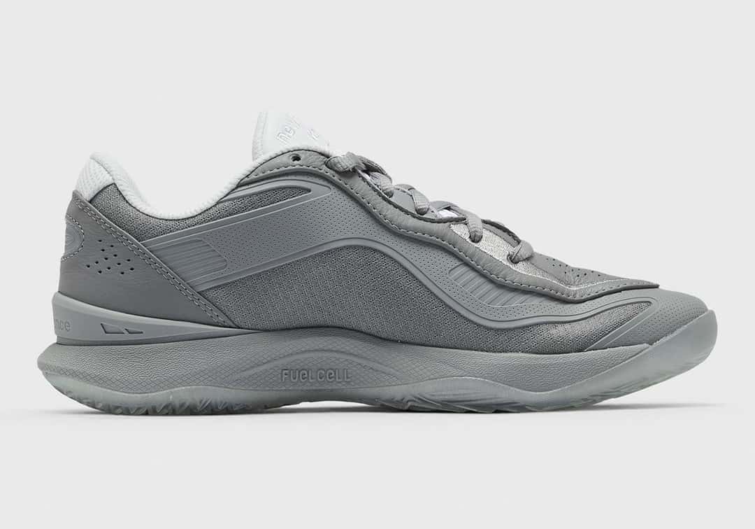 New Balance Kawhi 5 Slate Grey de perfil sobre fondo gris claro, con la capellada gris y la entresuela al tono