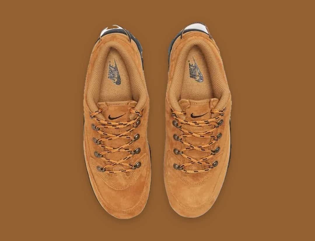 Nike Air Lahar Low wheat vistas desde arriba, con los cordones redondos, los ojales metálicos y el Swoosh negro
