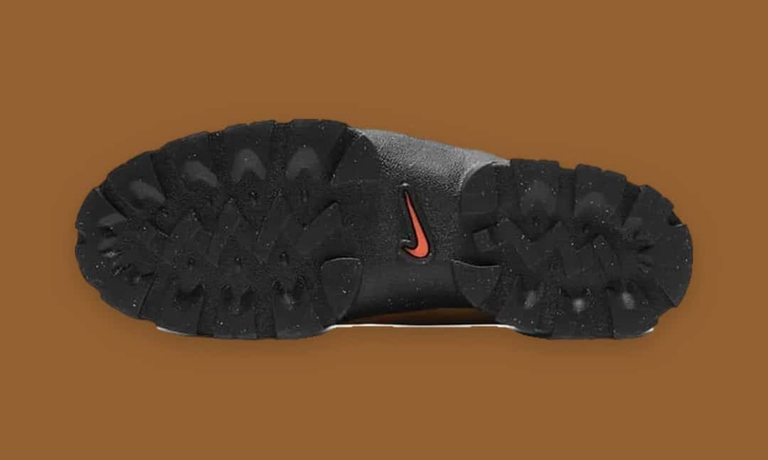 Suela negra de la Nike Air Lahar Low, con tacos profundos y un Swoosh naranja