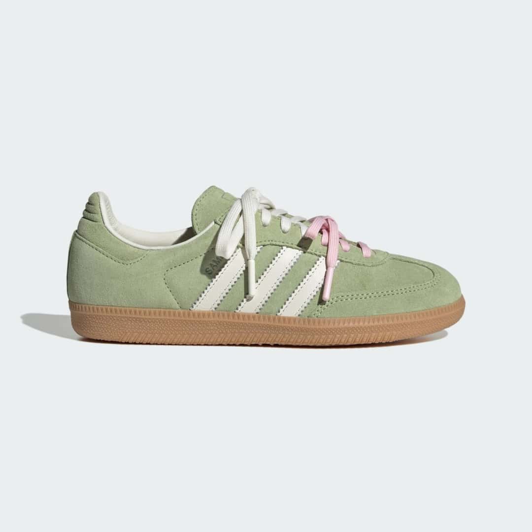 Molly-Mae x adidas Samba Matcha de perfil sobre fondo gris claro, con gamuza verde lima, Three Stripes blanco hueso, talón blanco hueso, doble cordón blanco y rosa y suela de goma