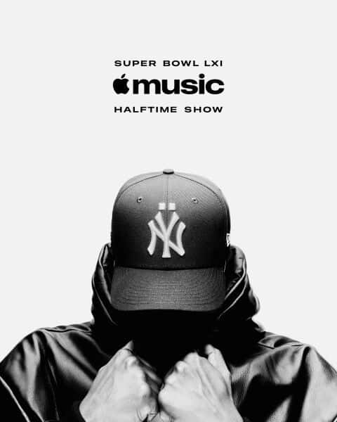 Afiche oficial del Apple Music Super Bowl LXI Halftime Show: Jay-Z, en blanco y negro, con una gorra de los Yankees que le tapa los ojos y las manos juntas frente a la cara, bajo los logos del show