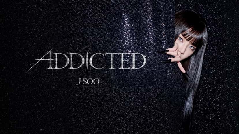 Jisoo se asoma detrás de una cortina negra con brillos, con flequillo y uñas largas negras sobre la cara, junto al título «ADDICTED» en letras plateadas, en una imagen oficial del lanzamiento