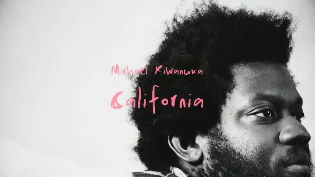 Arte del lyric video de «California»: retrato en blanco y negro de Michael Kiwanuka de perfil, con el pelo afro, y su nombre y el título de la canción escritos a mano en rosa