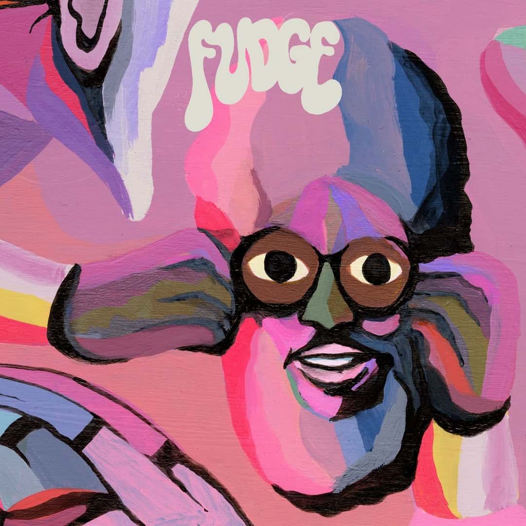 Portada de «FUDGE»: una pintura de colores rosa, violeta, celeste y amarillo con una cara de anteojos redondos en el centro y la palabra «FUDGE» en letras blancas arriba