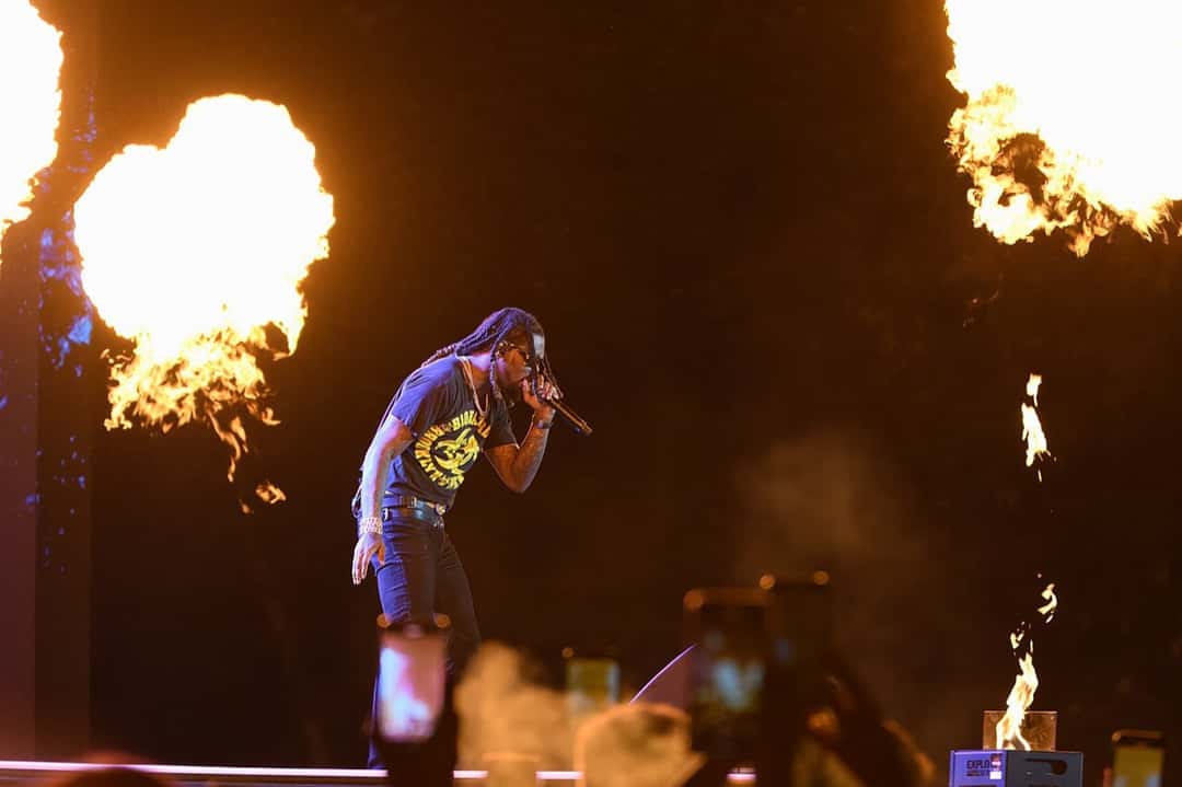 Offset canta con el micrófono en la mano entre llamaradas de fuego en el escenario del Clout Festival 2024, en Polonia (foto de archivo). Foto: Wojciech Pędzich, CC BY 4.0, vía Wikimedia Commons