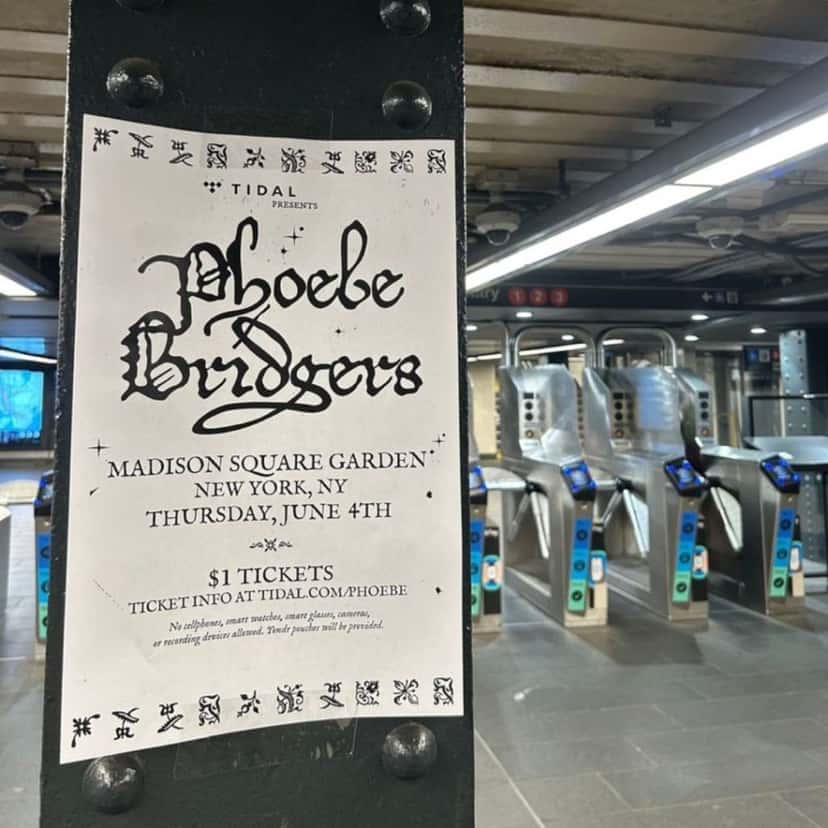Afiche oficial del show de Phoebe Bridgers presentado por Tidal en el Madison Square Garden, el jueves 4 de junio, pegado en una columna de una estación de subte de Nueva York, con entradas a un dólar y aviso de que no se permitían celulares
