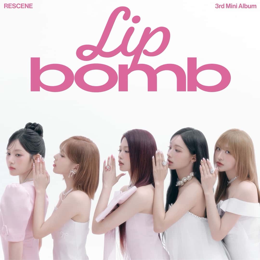 Portada de «lip bomb», el tercer mini álbum de RESCENE: las cinco integrantes, de vestidos claros, con el título en letras rosas sobre fondo blanco